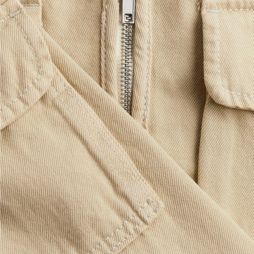H&M Beige Utility Jacket
Brand New Size S Oversized fits like Medium/Large - Picture 5 of 6